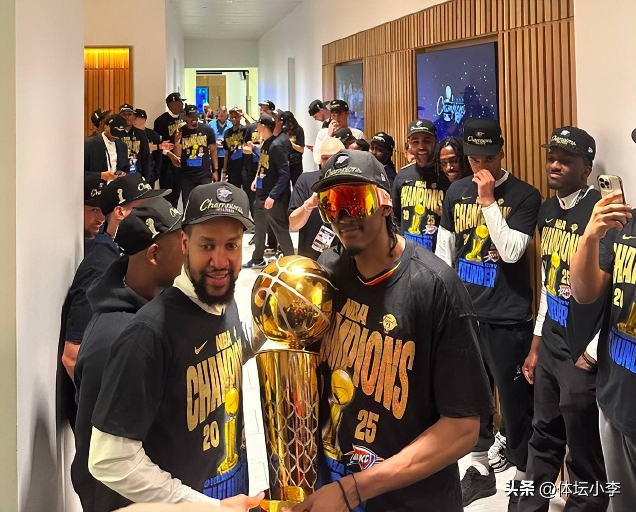 包含波特兰开拓者今晚更衣室发声；志在NBA季后赛名次提升；压力陡增；更衣室氛围转暖的词条