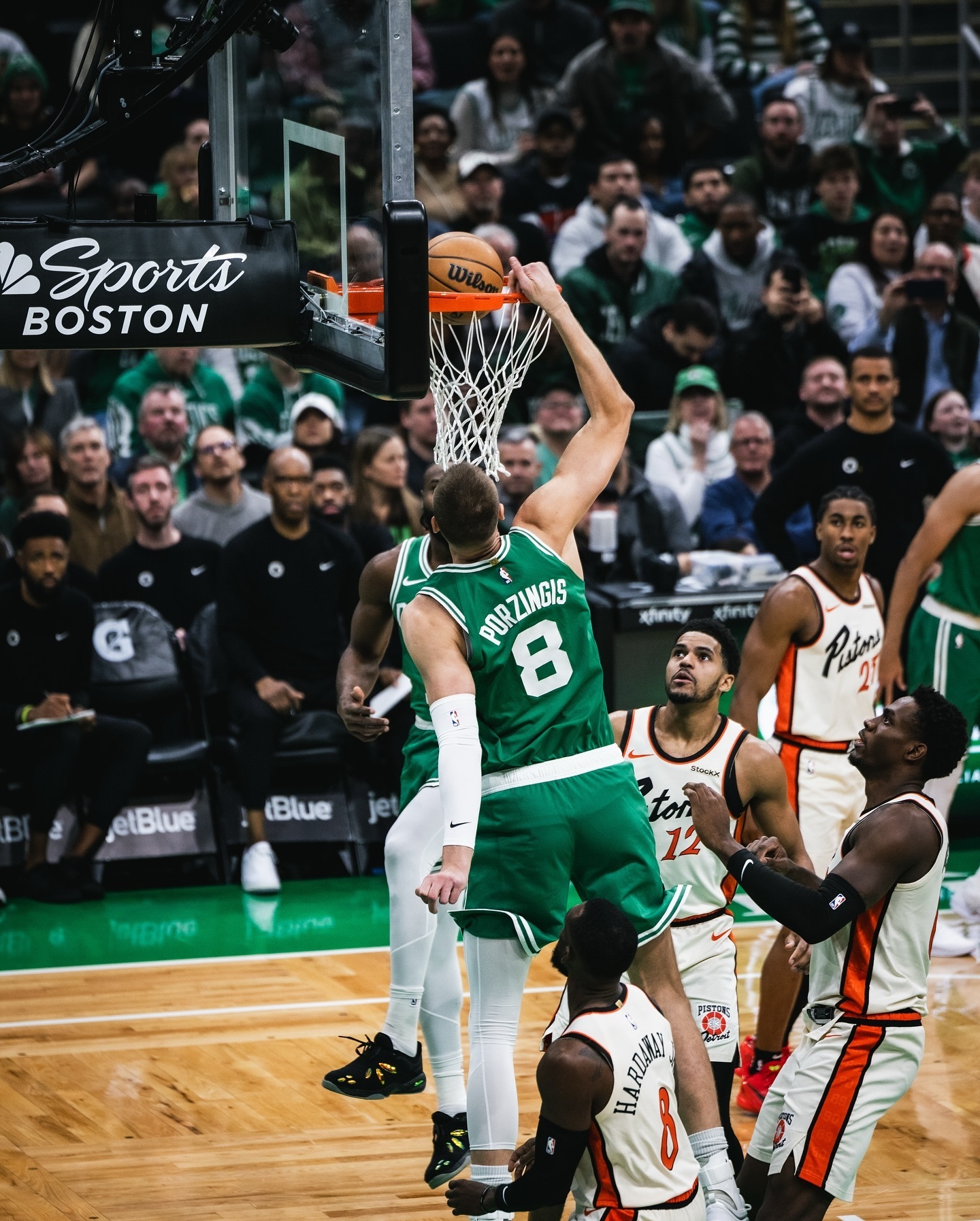 包含转会期波士顿凯尔特人备战CBA季后赛，门线救险细节曝光，气氛紧张，团队化学反应显著的词条